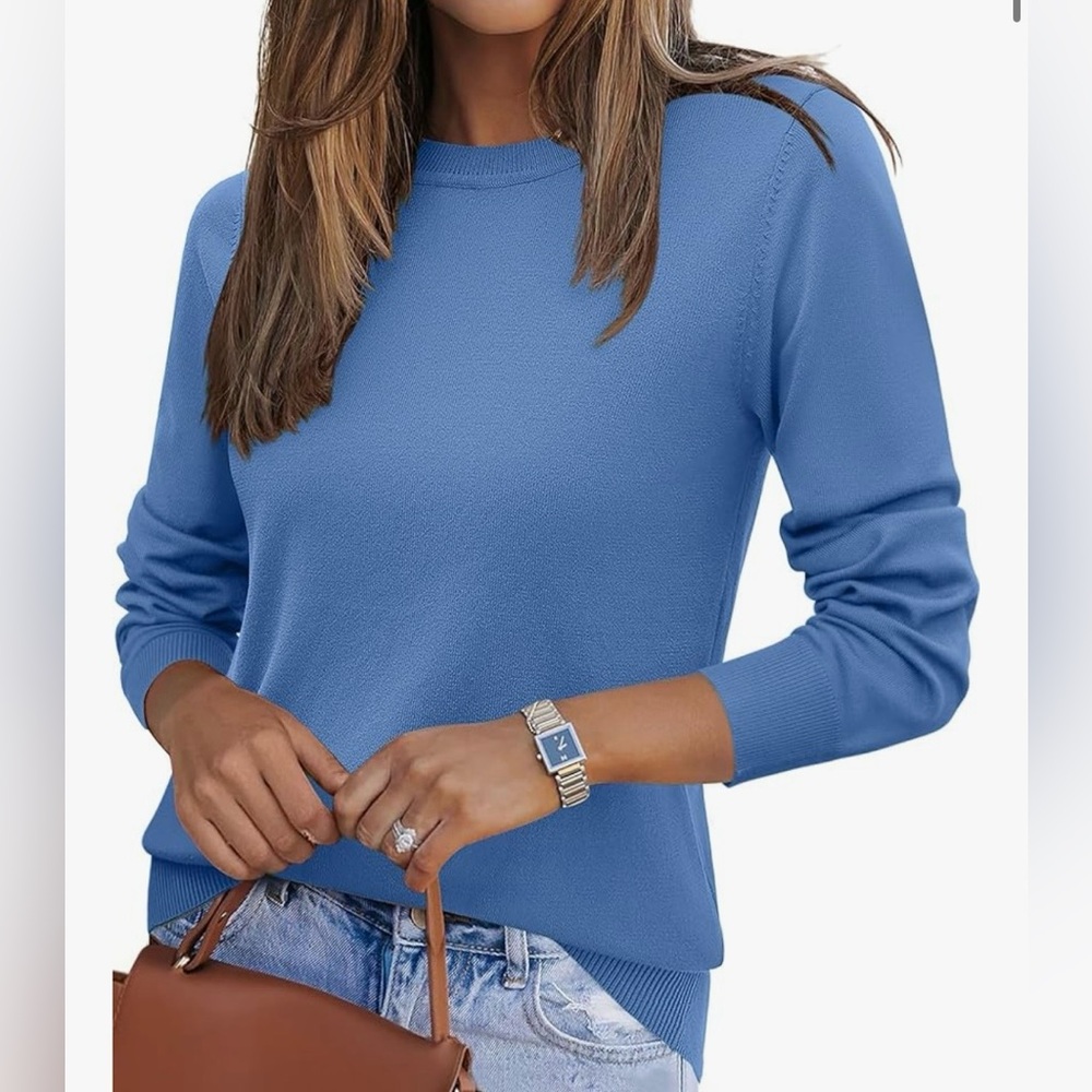Light blue light-fit soft sweater